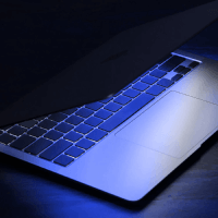 MacBook Pro 13 インチ (2022) - Apple M2 8-コア と 10-コア GPU