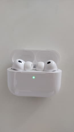 Apple AirPods Pro 第3世代 (2025) - MagSafe (USB-C) 充電ケース