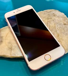 iPhone 中古整備品(リファービッシュ) をお得に購入 • レッド | Back