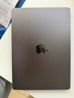 MacBook Pro 14 インチ (2023) - Apple M3 8-コア と 10-コア GPU