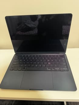 MacBook Air 13 インチ (2022) - Apple M2 8-コア と 8-コア GPU