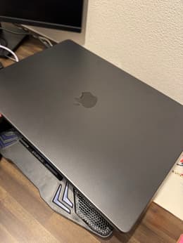 MacBook Pro 16 インチ (2023) - Apple M3 Max 16-コア と 40-コア GPU