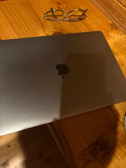 MacBook Air 13 インチ (2020) - Apple M1 8-コア と 7-コア GPU - 8GB